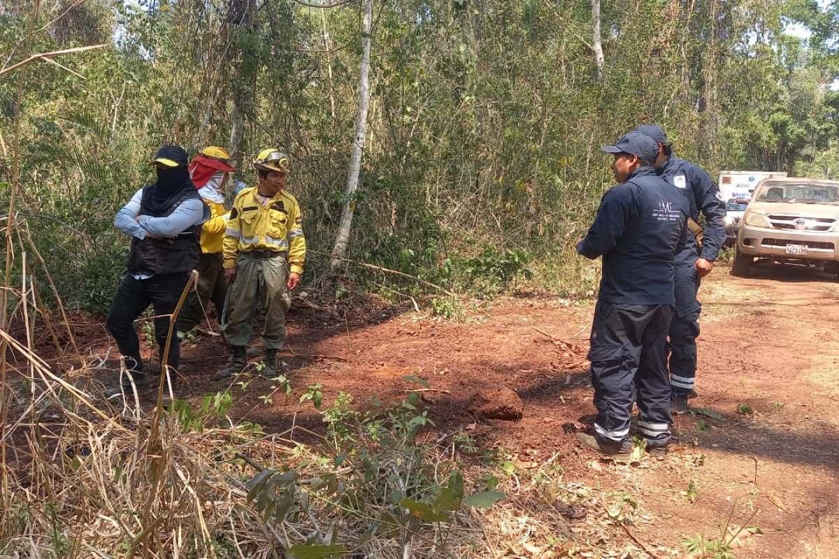 Bomberos de la Gobernación usan retardantes para combatir los incendios